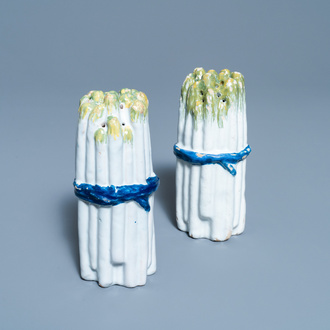 Une paire de saupoudroirs en forme de bottes d’asperges en faïence polychrome de Bruxelles, 18ème